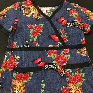 Koi stretch scrub top Large